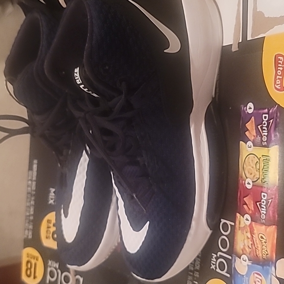 Nike Basketball shoes in great shape sz 11.5 men - Picture 2 of 4